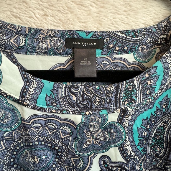 Ann Taylor paisley blue sleeveless blouse. XS - Picture 3 of 5